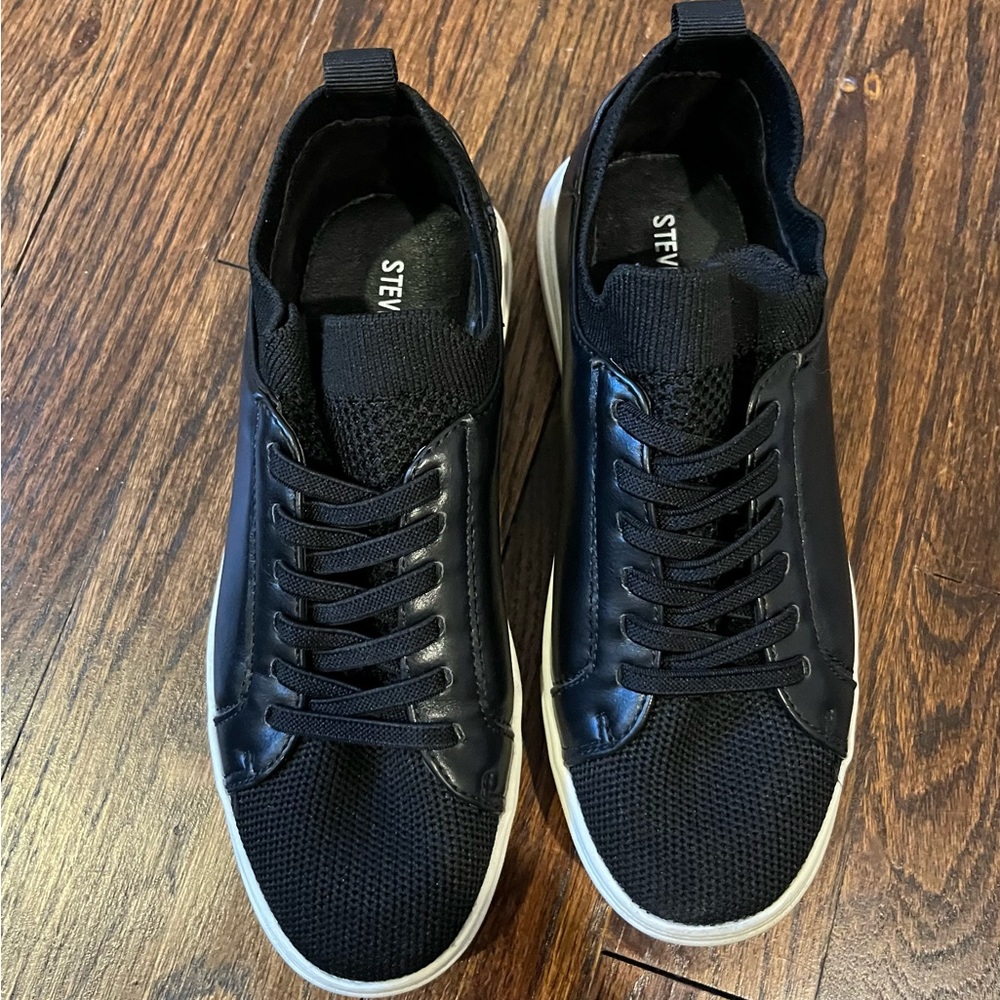 Steve Madden sneaker shoes boys size 2